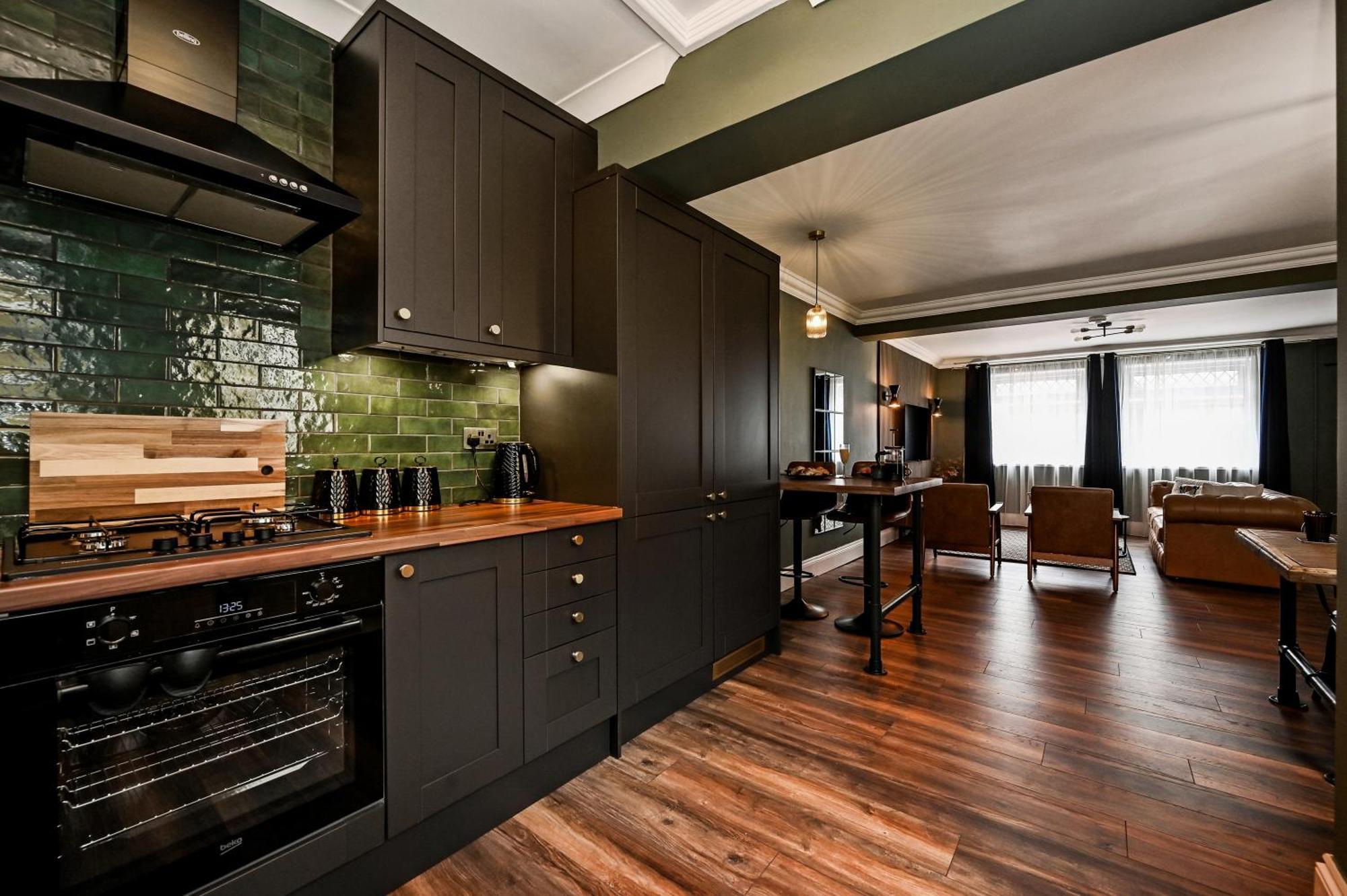 Urban Oasis, Stylish Townhouse In Holiday home Cardiff
